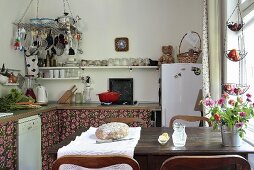 Küche mit Esstisch im Sommerhaus