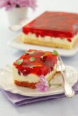 Sponge cake with cream, wild strawberries and cake glaze