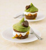 Small pistachio cakes