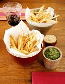 Pommes frites mit Kräuterdip und Senfdip