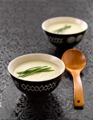 Blumenkohl-Roquefort-Suppe, mit Schnittlauch garniert