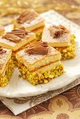 Sponge slices with pistachios and chocolate