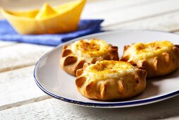 Kalitsounia (mini cheese pies for Easter from Crete)