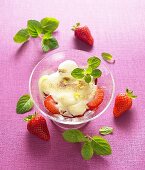 Strawberry salad with vanilla cream