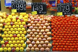Lemons, onions and tomatoes on a market stall (Mercat de St. Josep (Boqueria), Las Ramblas, Barcelona, Spain)