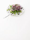 Bohnensalat mit Algen und Zwiebeln