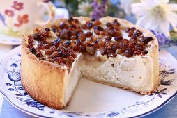 Käsekuchen mit Äpfeln und Rosinen, angeschnitten