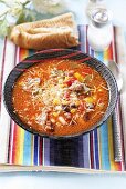 Bohnensuppe mit Fleisch und Käse (Mexiko)