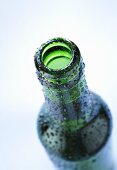 Grüne Bierflasche mit Wassertropfen