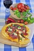 Pizza mit Salami und Chilischoten