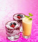 Beeren-Smoothie und Melonen-Grapefruitsaft