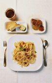 Spaghetti Carbonara, Weißbrot mit Kräuterbutter