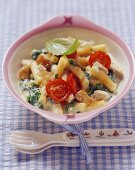 Macaroni with spinach, tomatoes and chicken