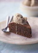 Ein Stück Schokoladen-Haselnuss-Kuchen mit Eis