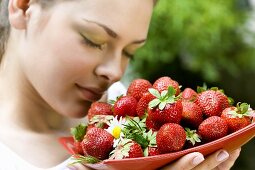 Junge Frau mit frischen Erdbeeren