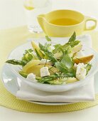 Spargel-Birnen-Salat mit Kräutern und Feta