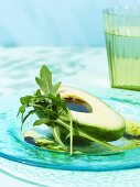 Avocado mit Balsamico-Dressing und Rucola