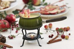 Weisses Schokoladenfondue mit Zimtäpfel