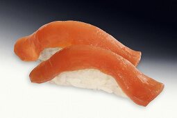 Zwei Nigiri-Sushi mit Thunfisch