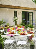 Gedeckter Tisch auf der Terrasse mit Buffet im Hintergrund