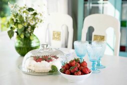 Erdbeerkuchen und Schälchen mit frischen Erdbeeren