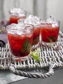 Granatapfelcocktail mit Minze, Gin und Crushed Ice