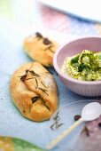 Olivenfladen mit Pistazien-Schafskäse-Dip