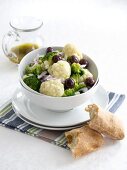 Blumenkohl-Brokkoli-Salat mit Zwiebeln, Oliven und Dilldressing