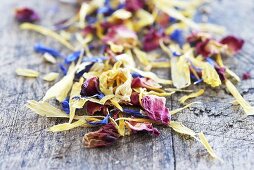 Dried edible flowers