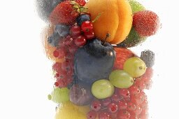 Verschiedene Früchte im beschlagenen Glas (Nahaufnahme)