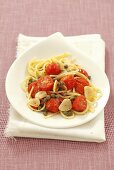 Spaghetti with cherry tomatoes, garlic and capers