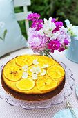 Orangen-Mandel-Kuchen auf Gartentisch