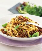 Quorn-Bolognese mit Tagliatelle, Erbsen und Basilikum