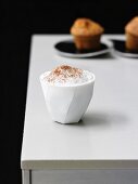 Caffe macchiato mit Nuss-Muffins