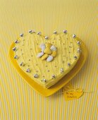Gelber Herz-Kuchen zum Valentinstag