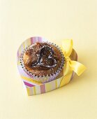 Bananen-Cupcake mit Dulce de leche Topping in Herz-Schachtel