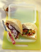 Ciabatta mit Rindertatar und Peperoni in einer Lunchbox
