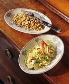 Einkorn-Salat und Rosenkohl-Salat mit Apfel und Walnüssen
