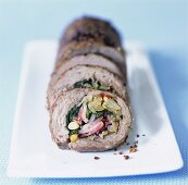 Mit Mangold und Speck gefüllte Roulade