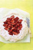 Meringue with whipped cream and strawberries