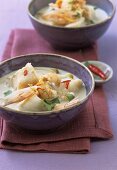 Kokossuppe mit Fisch und Garnelen