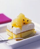 Kokos-Marshmallow-Schnitte mit Ananas und Passionsfrucht