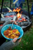 Reiseintopf mit Hähnchen, Würstchen und Paprika