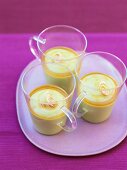 Avocadocreme mit Zitronengras und Olivenöl in drei Gläsern