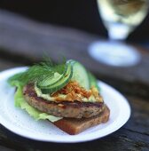 Belegtes Brot mit Fischfrikadelle und Remouladensauce