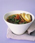 Linsensuppe mit Spinat und überbackenen Baguettescheiben