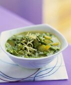 Frühlings-Gemüsesuppe mit Käse und Pesto