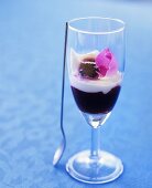 Brombeer-Rosencreme in einem Glas