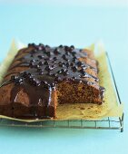 Toffee cake with blackcurrant sauce