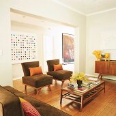 Ein Wohnzimmer mit Vintageholzmöbeln der 60er Jahre und modernen Kunstgemälden